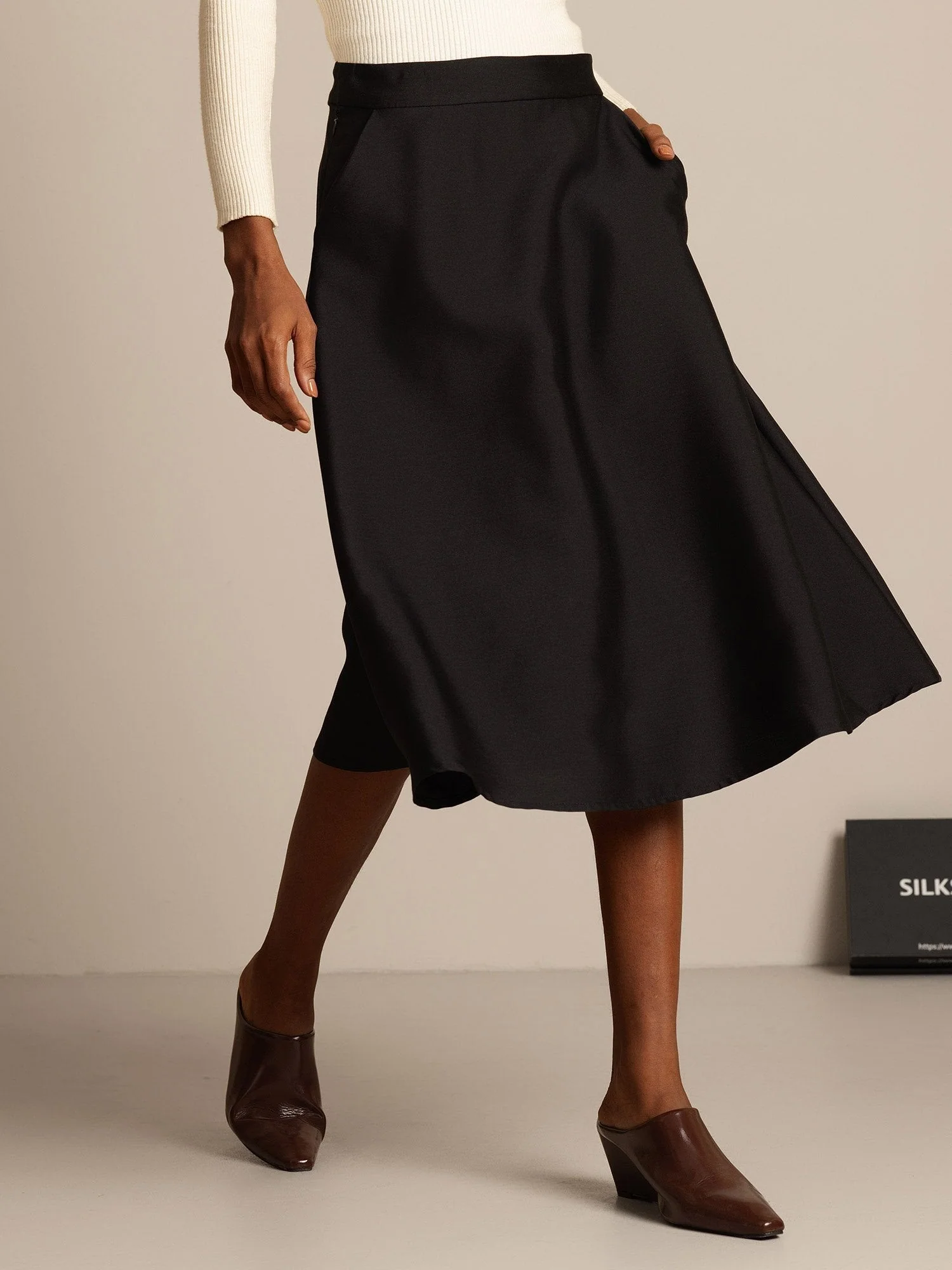 32Momme Silk-Wool Blend A Line Midi Skirt with Zipper Deign - Image 3