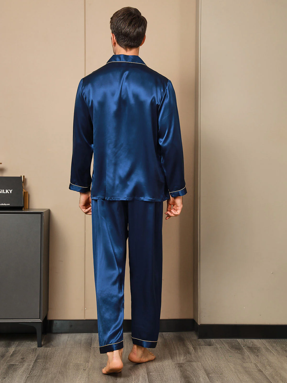Pure Silk Long Sleeve Notch Collar Men's Pyjamas Set with Button Up Design - Image 10